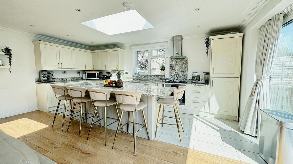 Property photo 3 of 23 Kitchen