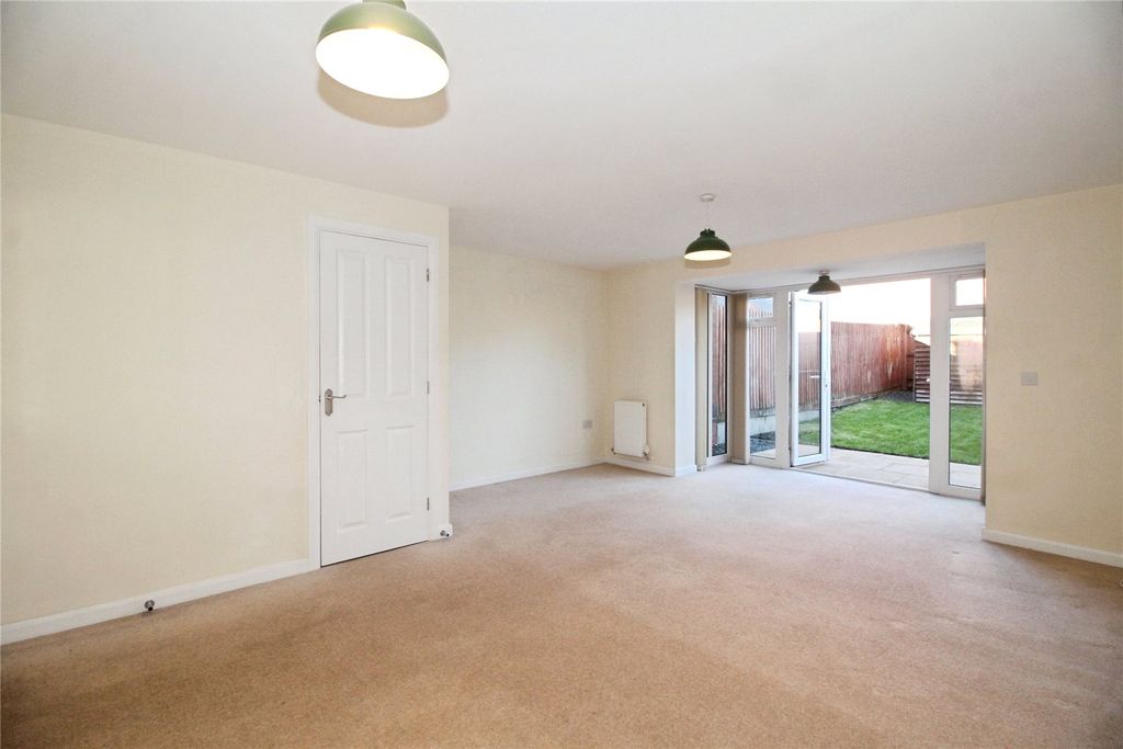 Property photo 3 of 16 Lounge