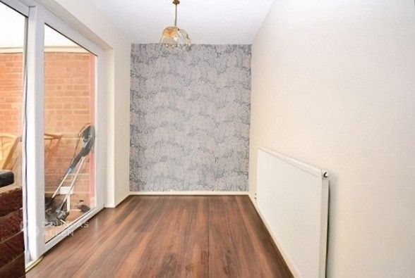 Property photo 3 of 8 F02Aebea-Dining