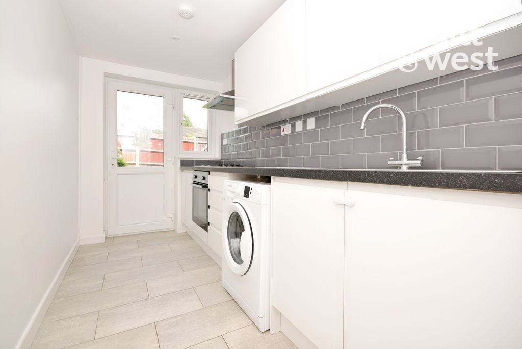 Property photo 2 of 10 Kitchen