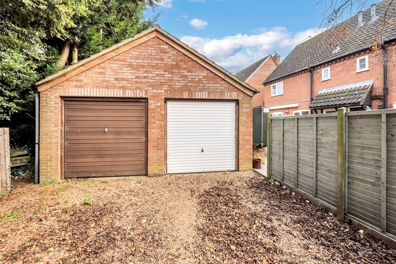 Property photo 3 of 13 Garage &amp; Parking