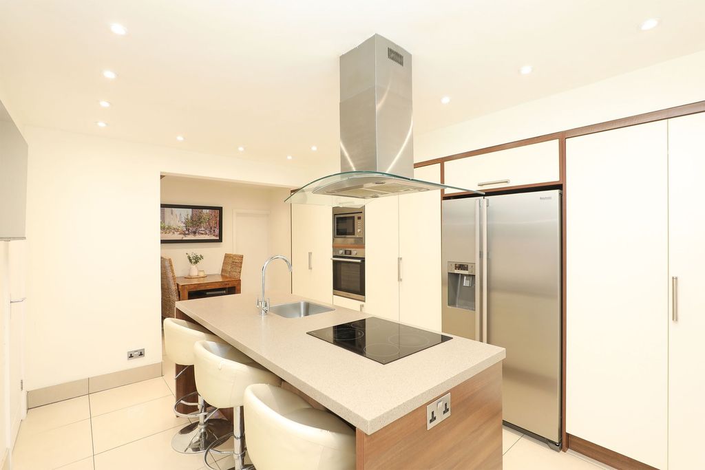 Property photo 3 of 24