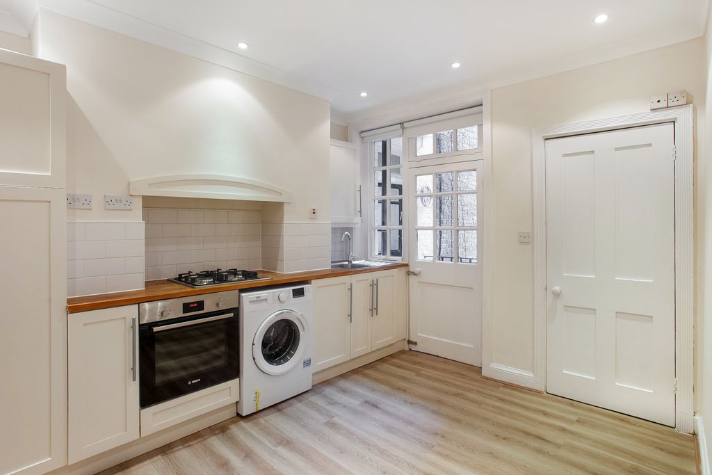 Property photo 2 of 8 Hurlingham Court Man