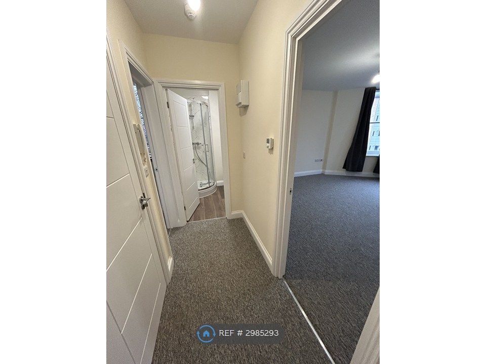 Property photo 3 of 7 Hallway