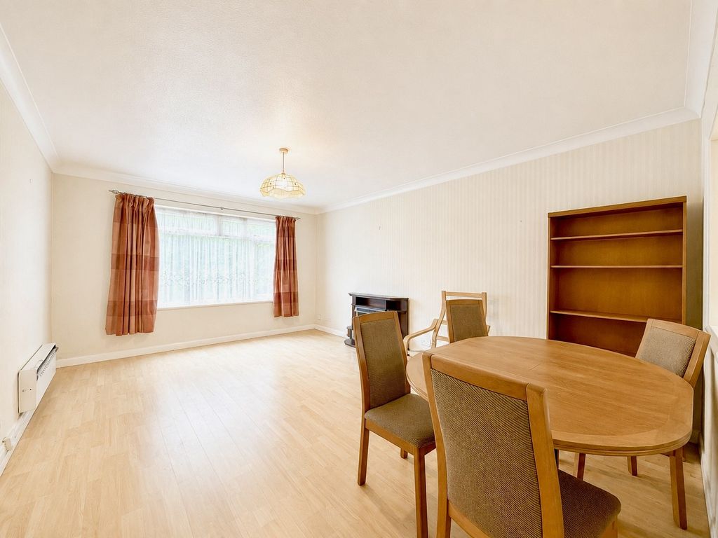 Property photo 1 of 13 Bright And Spacious One Bedroom Ground Floor Flat €“ Worcester Park Kt4