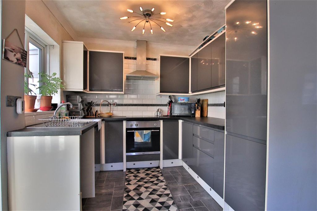 Property photo 2 of 19 Margaret Road, Priors Park, Tewkesbury - Kitchen