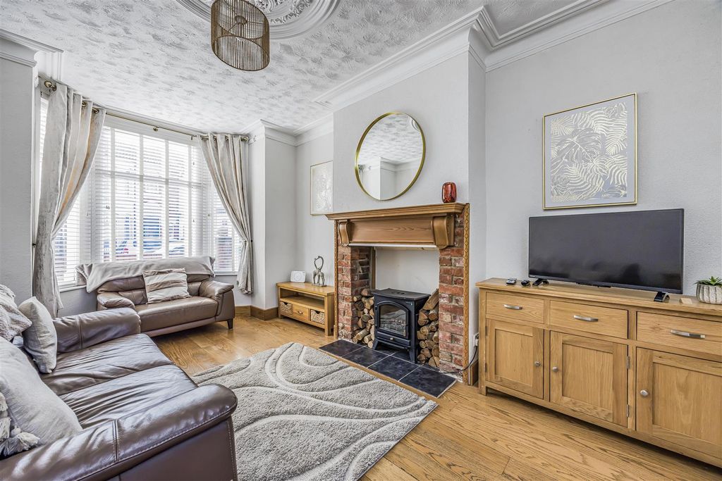 Property photo 3 of 23 35 Hewett Road, Hilsea-Porticomarketing-Soldby-19.