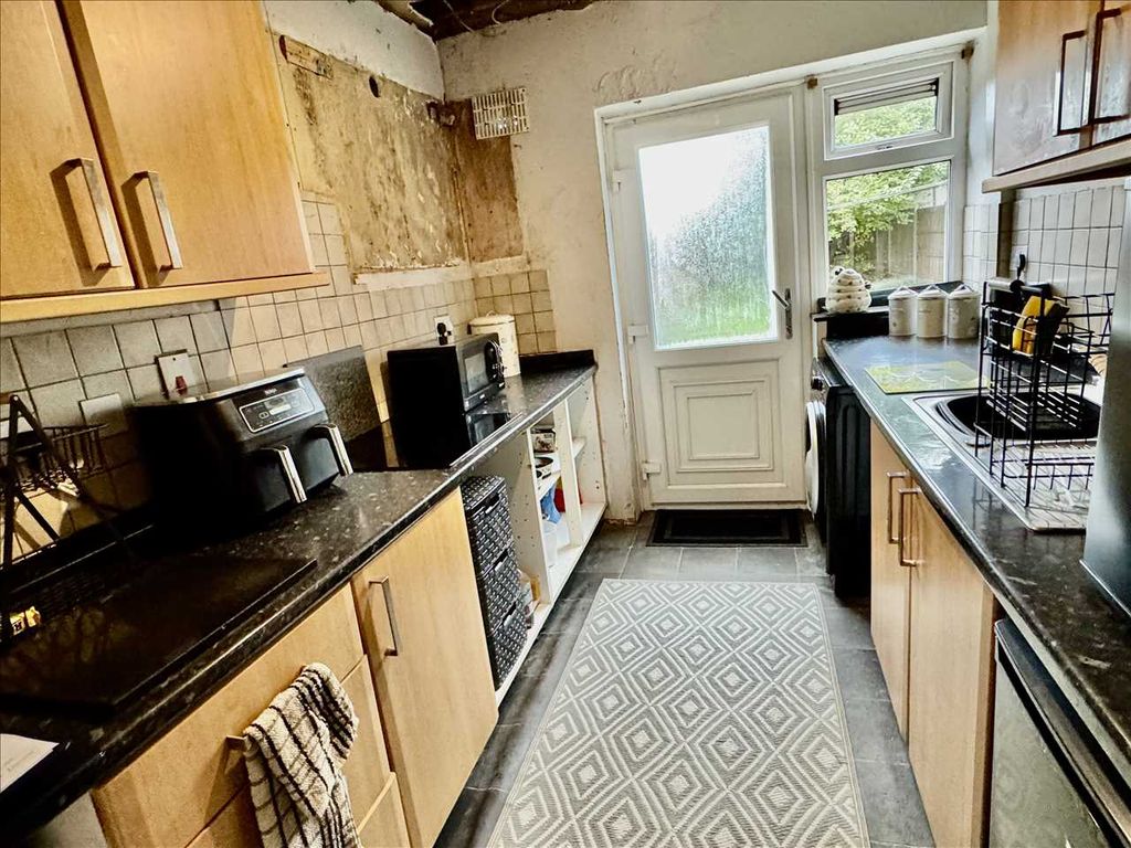 Property photo 3 of 8 Kitchen