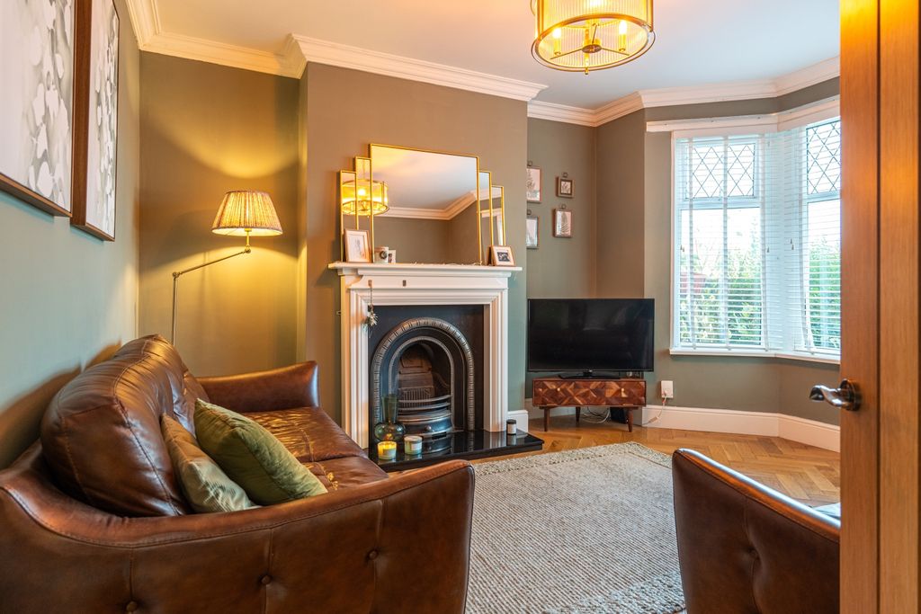 Property photo 2 of 26 Glasllwch Crescent-15