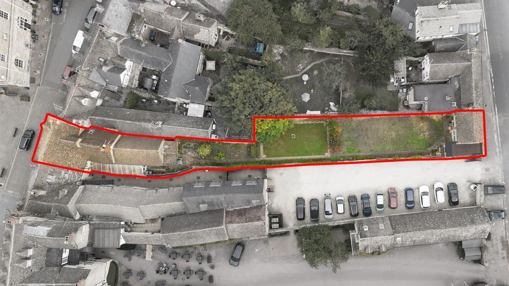 Property photo 3 of 19 9 Market Place-1 Redbw.Jpg