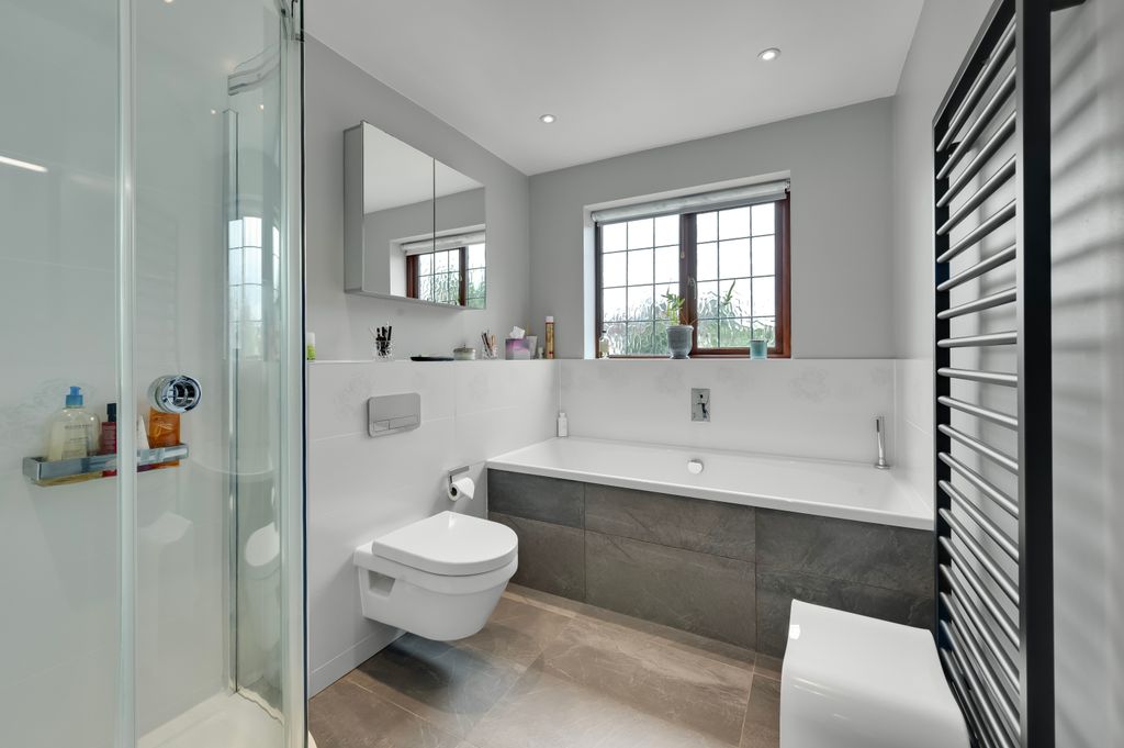 Property photo 2 of 24 Bathroom 1
