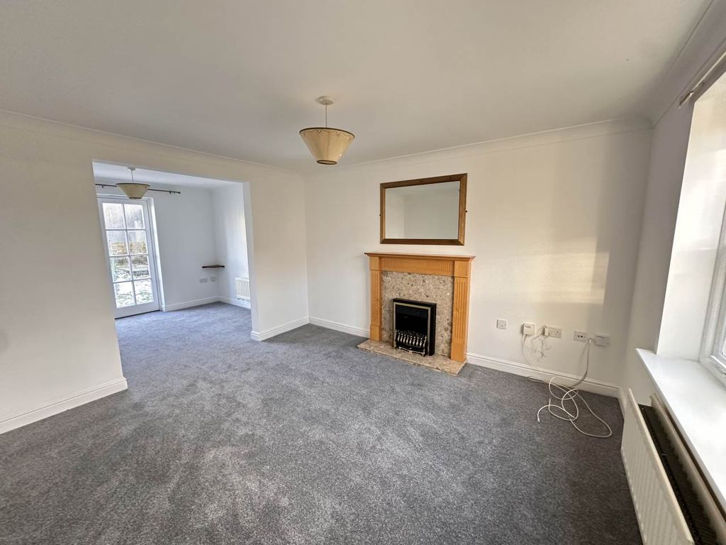 Property photo 3 of 13 Lounge 1