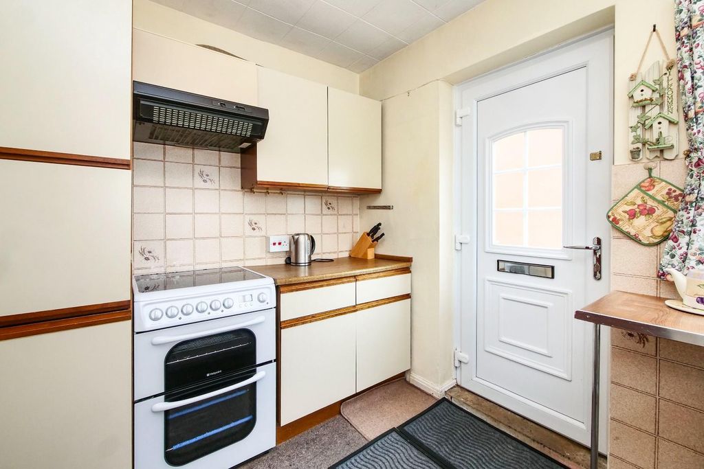 Property photo 3 of 16 Kitchen