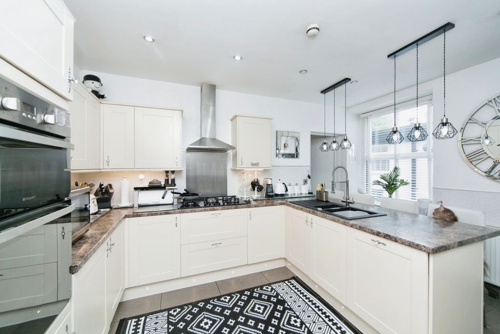 Property photo 3 of 33 Kitchen