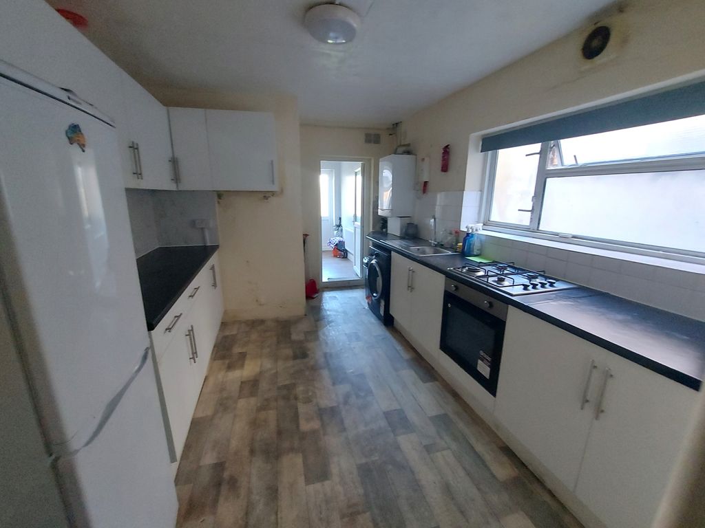 Property photo 1 of 8 Five Bedroom Terraced House