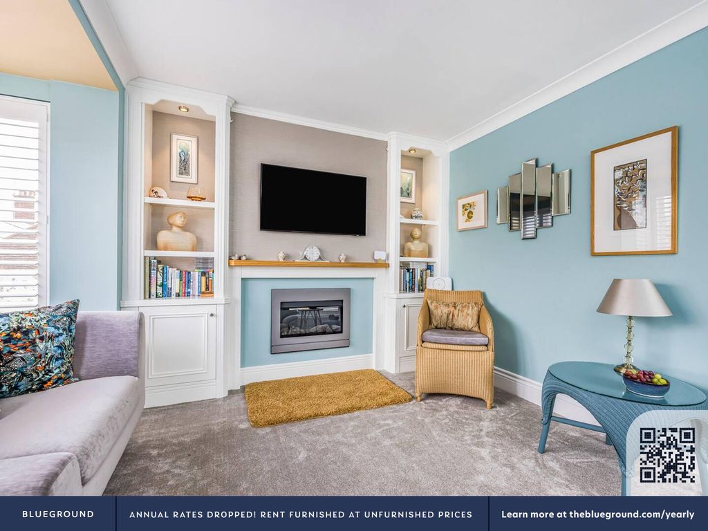 Property photo 3 of 31 Living Room