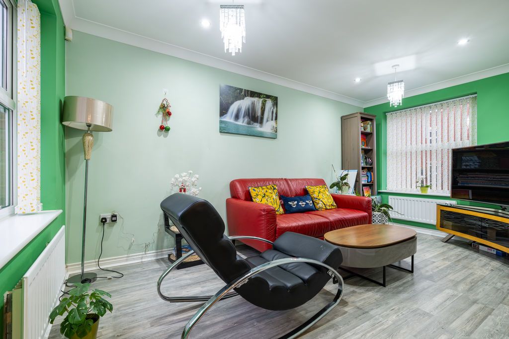 Property photo 2 of 24 Lounge