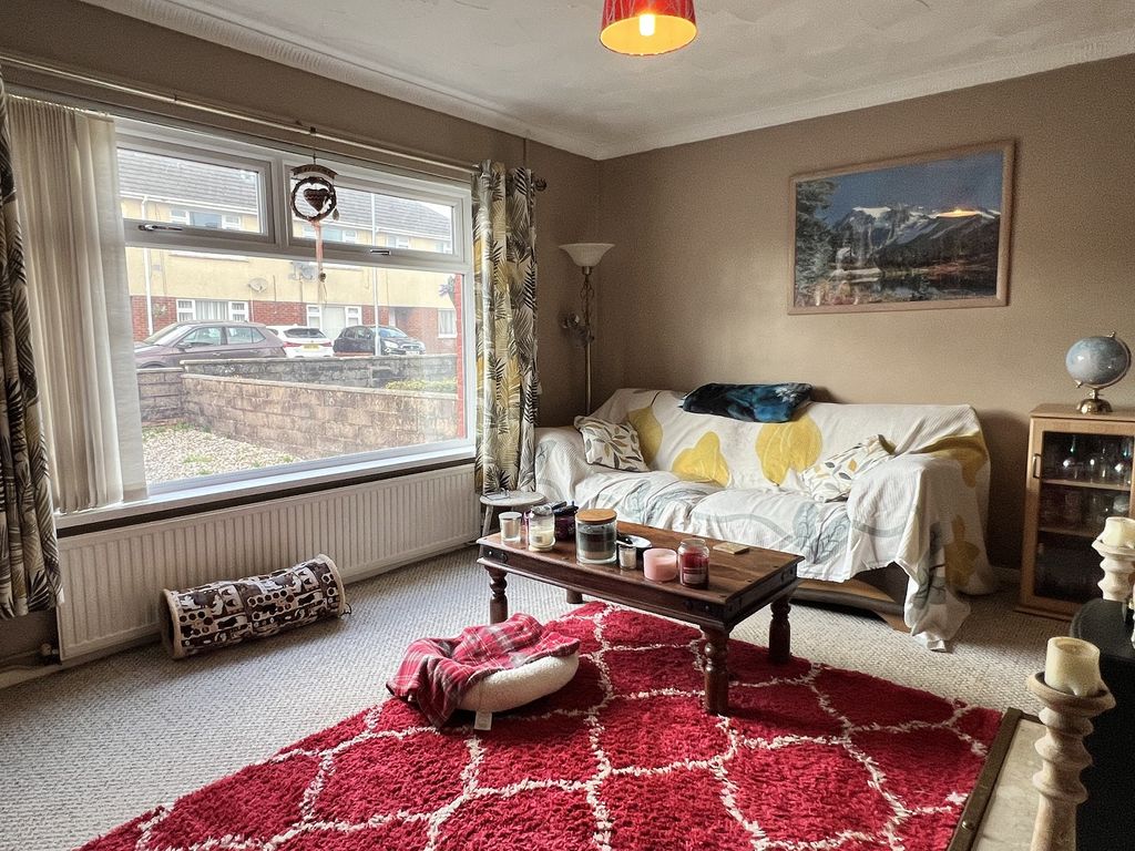 Property photo 3 of 17 Lounge