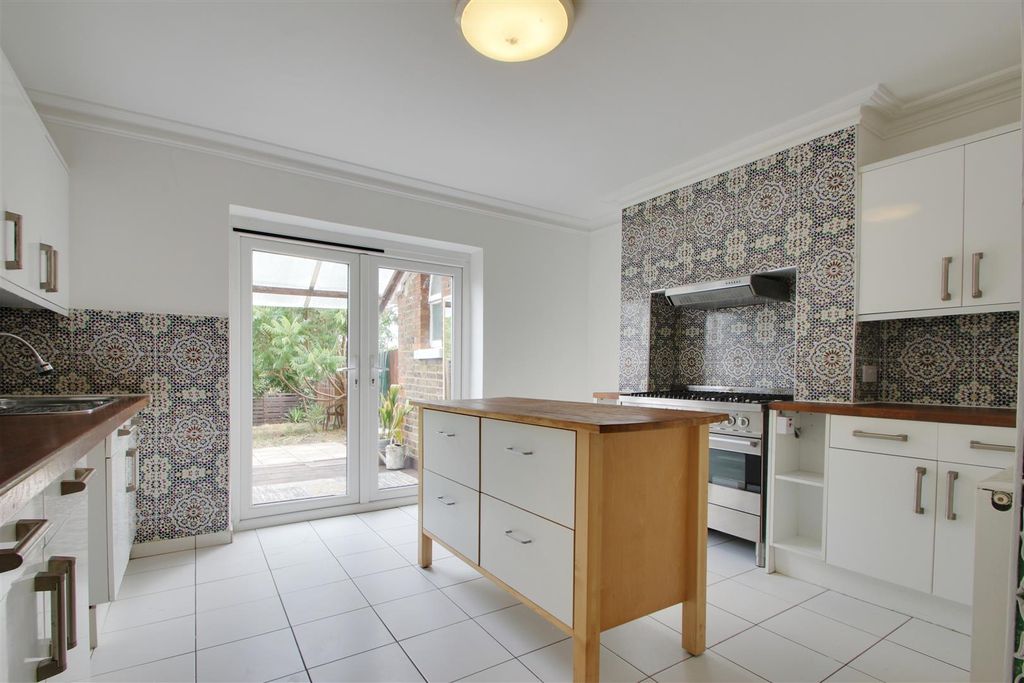Property photo 2 of 11 Kitchen