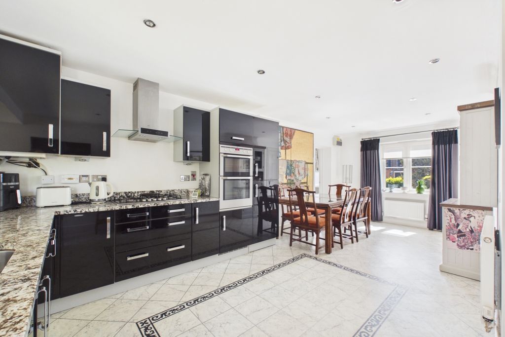 Property photo 3 of 18 Kitchen Diner