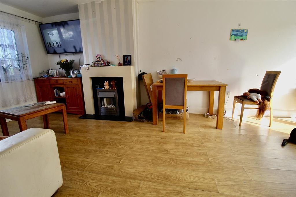 Property photo 2 of 8 Lounge