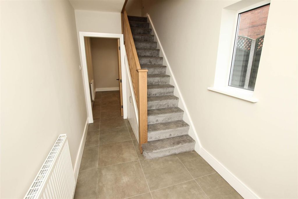 Property photo 2 of 18 Entrance Hall