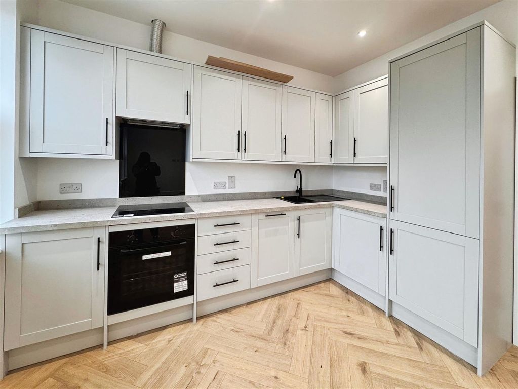 Property photo 2 of 9 Kitchen