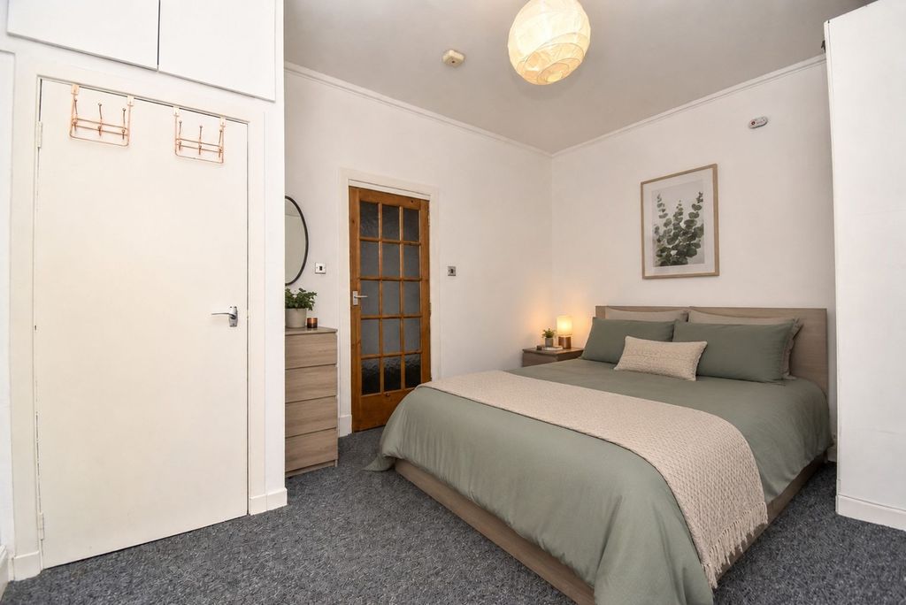 Property photo 3 of 10 Bedroom Virtually Staged