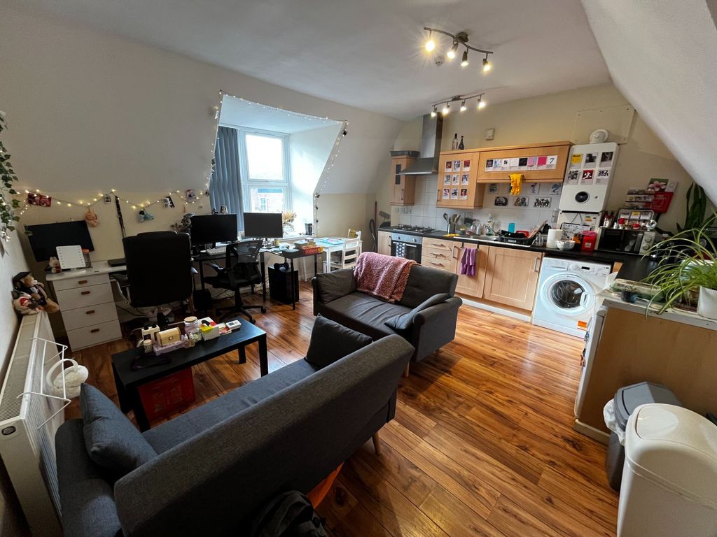 Property photo 1 of 7 Photo 5