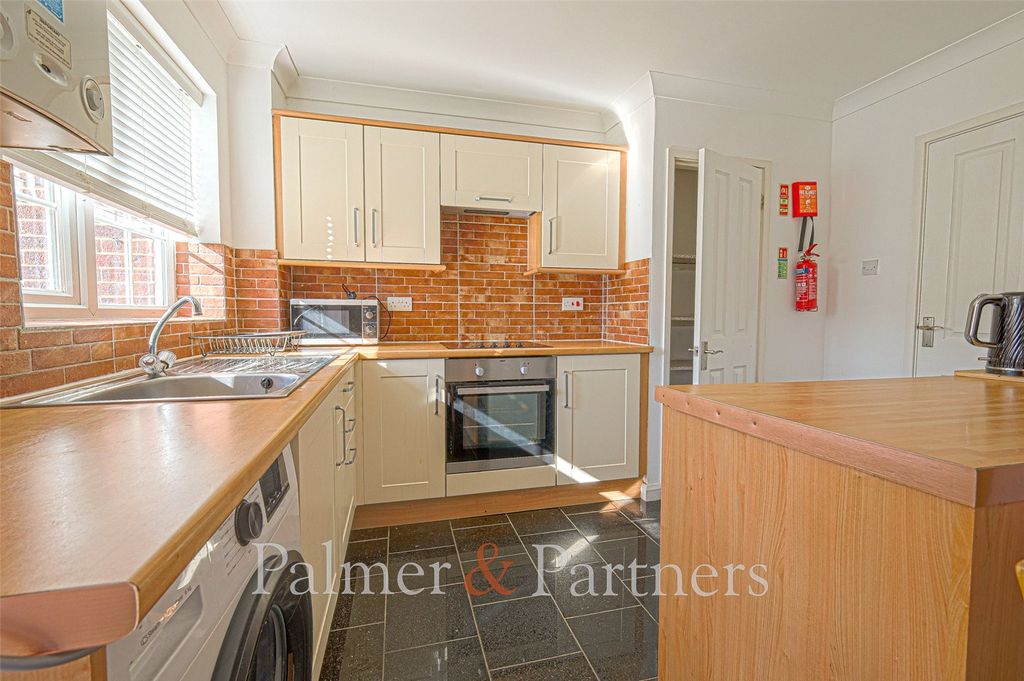 Property photo 3 of 9 Kitchen