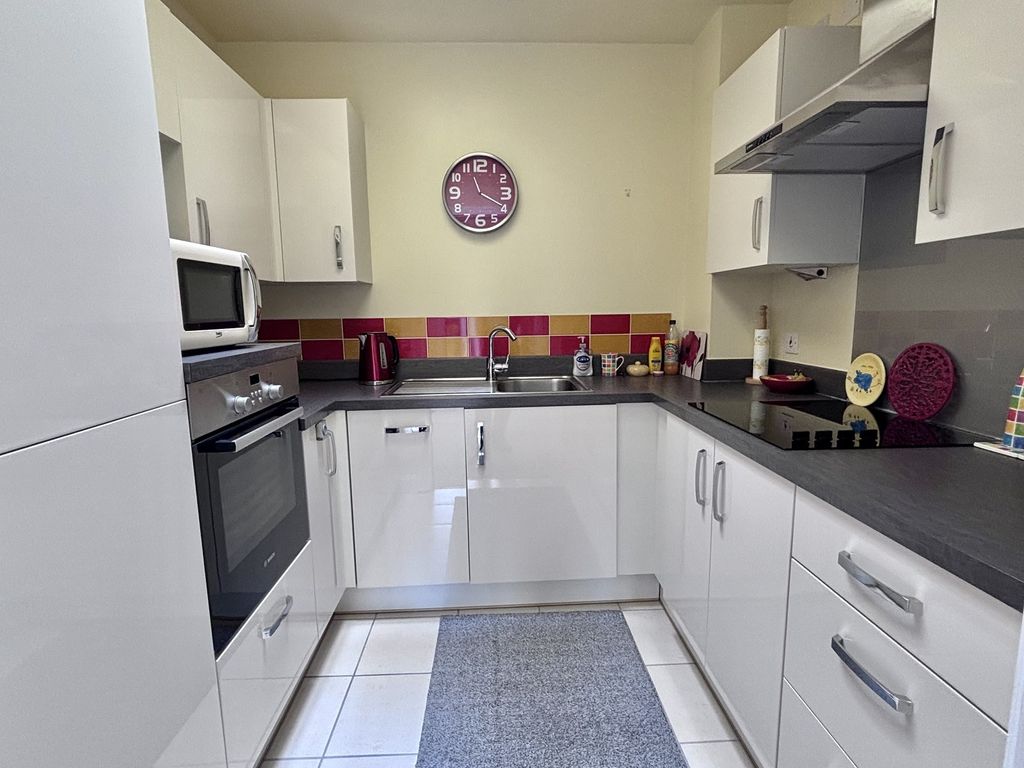 Property photo 3 of 11 Kitchen
