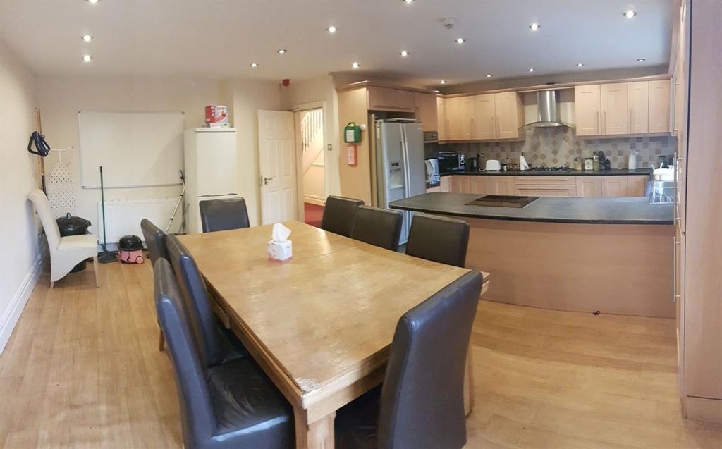 Property photo 3 of 14 Bright Open-Plan Kitchen And Dining Area With A La...