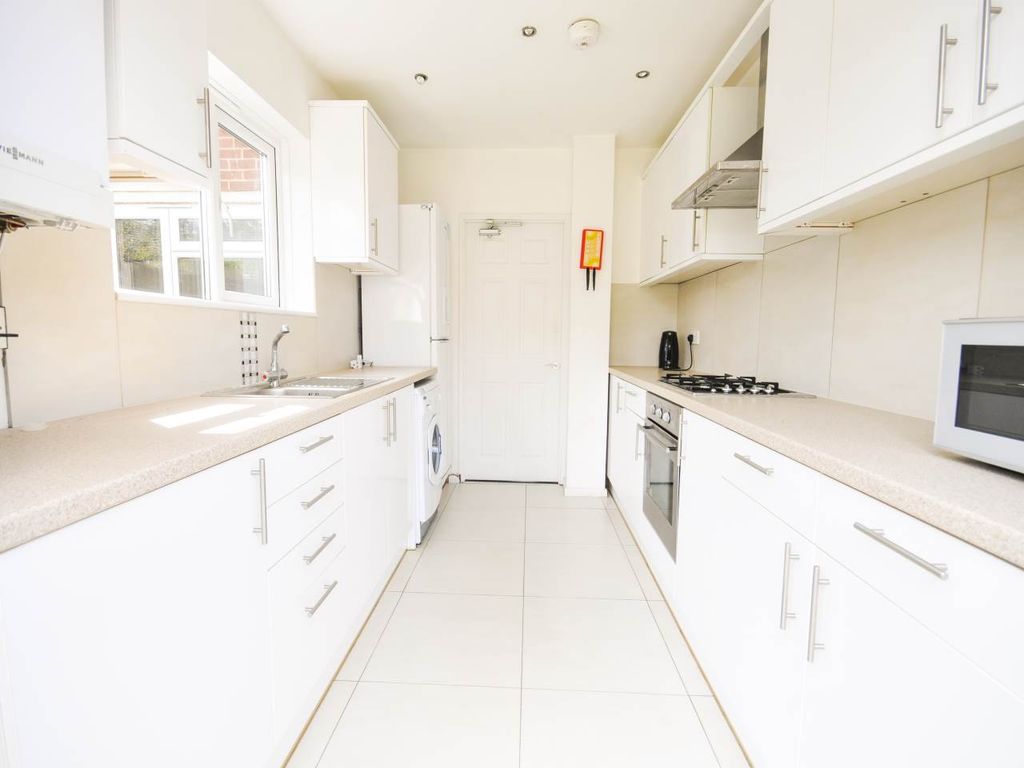 Property photo 2 of 6 Kitchen