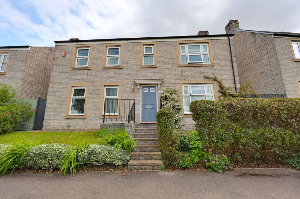 Property photo 1 of 44