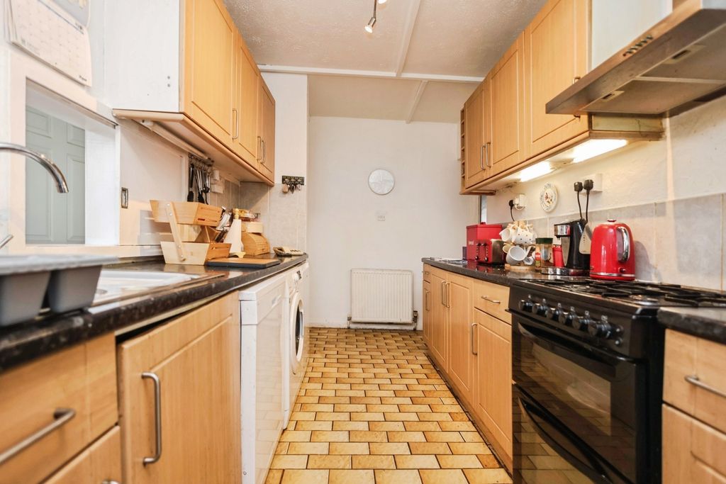 Property photo 3 of 17 Kitchen