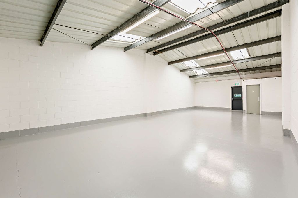 Property photo 3 of 14 8678059-Interior07-800