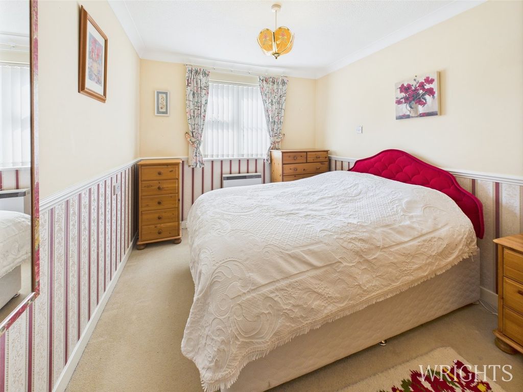 Property photo 3 of 16 Main Bedroom