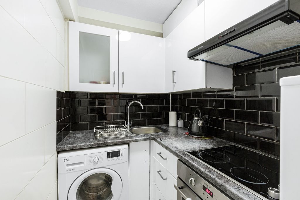 Property photo 2 of 8 Kitchen