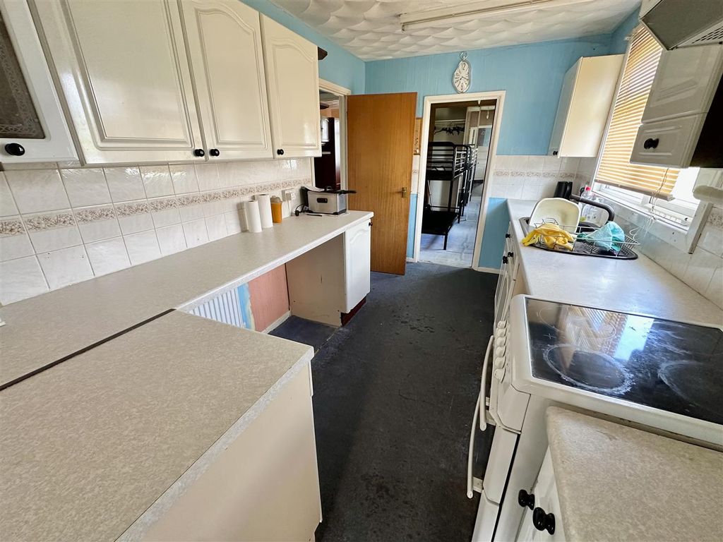 Property photo 3 of 10 Kitchen