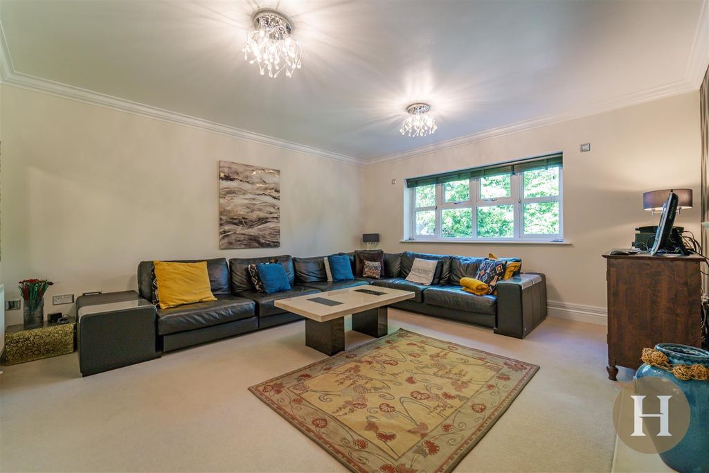 Property photo 3 of 43 Hadleigh Estate Agents-19.Jpg