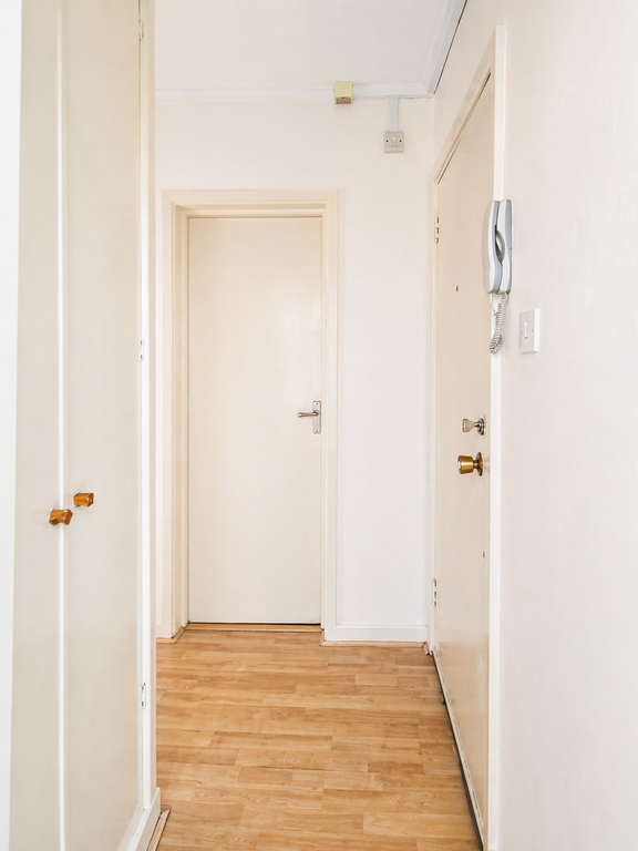 Property photo 3 of 11 Hallway