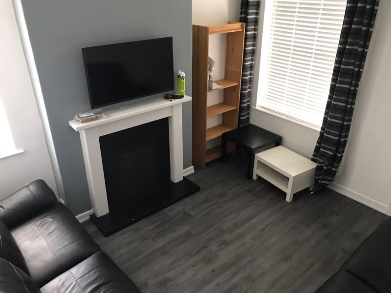 Property photo 1 of 7 Photo 4