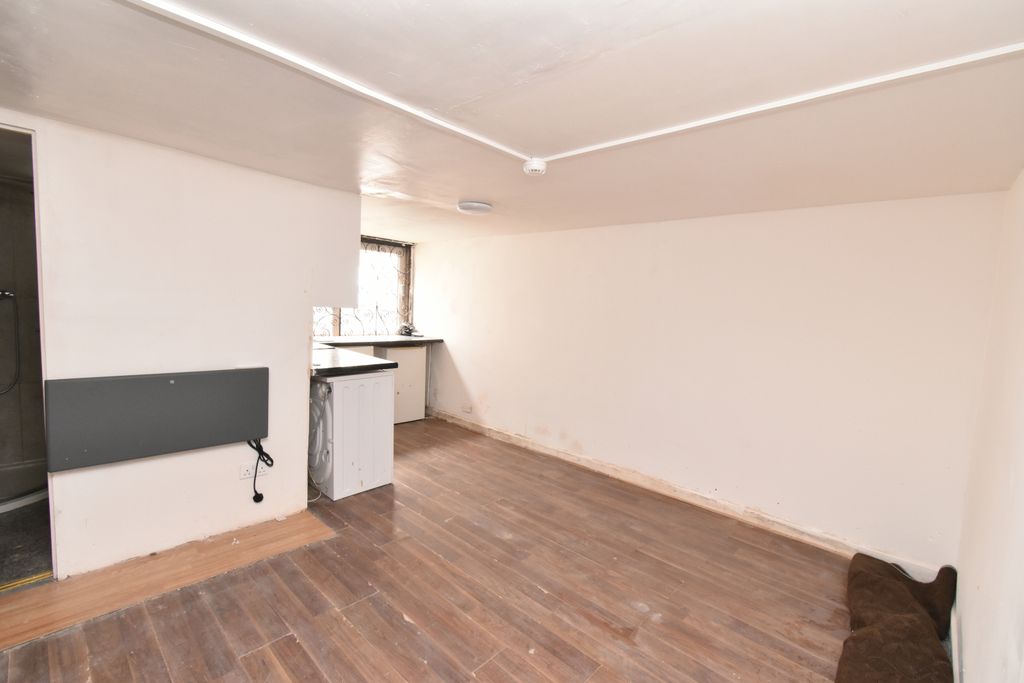 Property photo 1 of 4 Self-Contained Studio Flat Â€“ Â£750 Pcm Â€“ Alma St, Luton Lu1