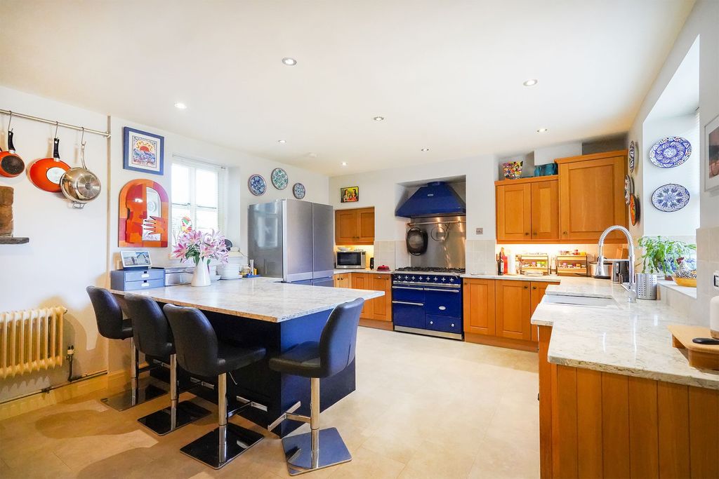 Property photo 3 of 47