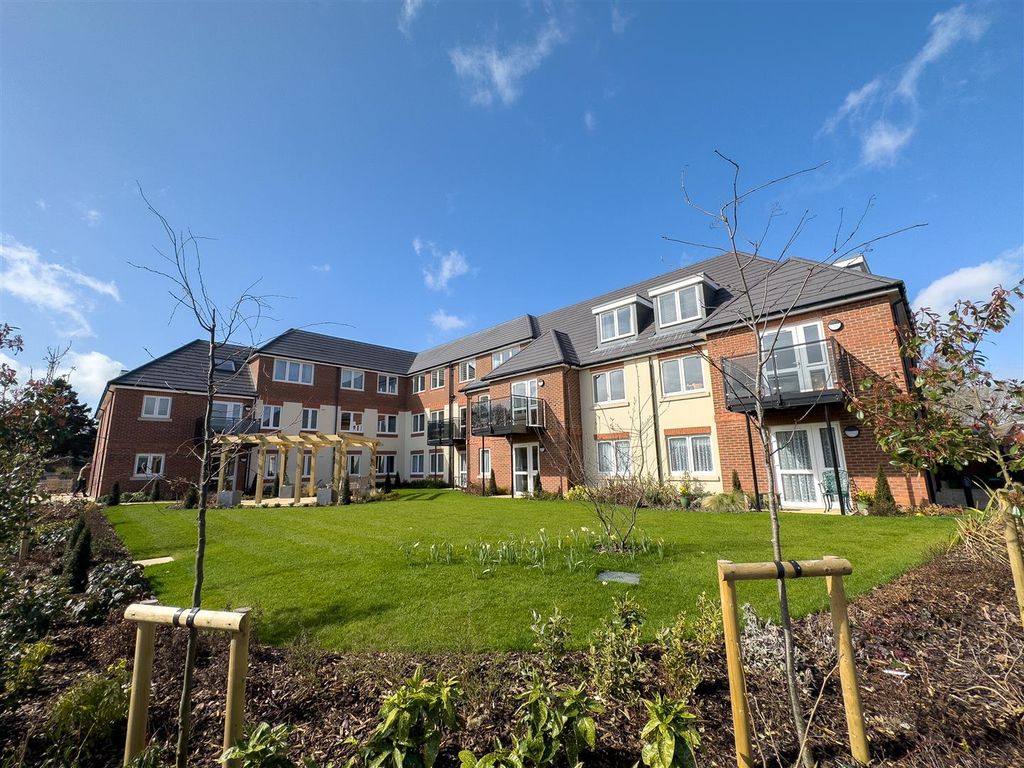 Property photo 1 of 15 Communal Gardens