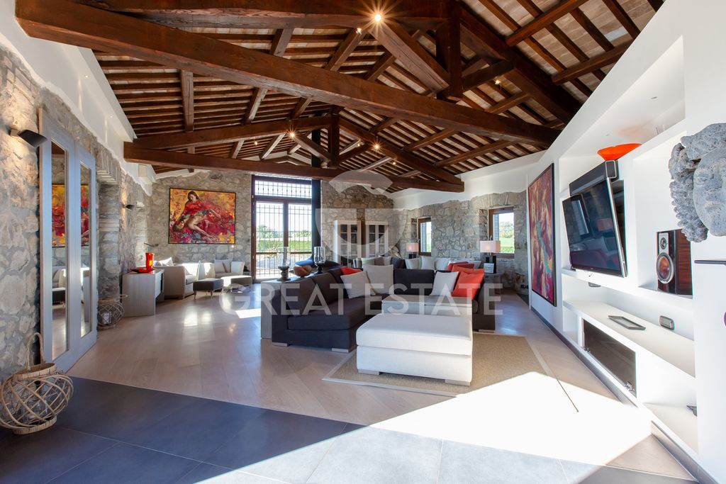 Property photo 2 of 67 Interiors