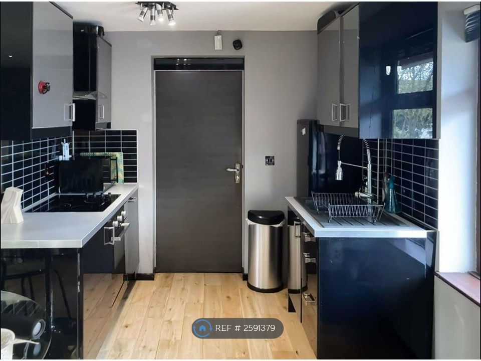 Property photo 3 of 10 Kitchen