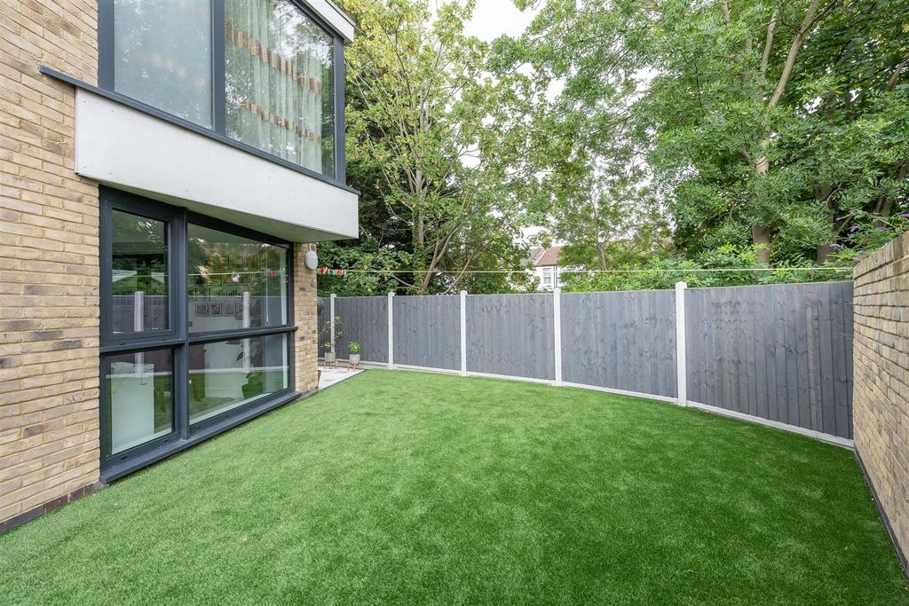 Property photo 3 of 23 Parade Gardens
