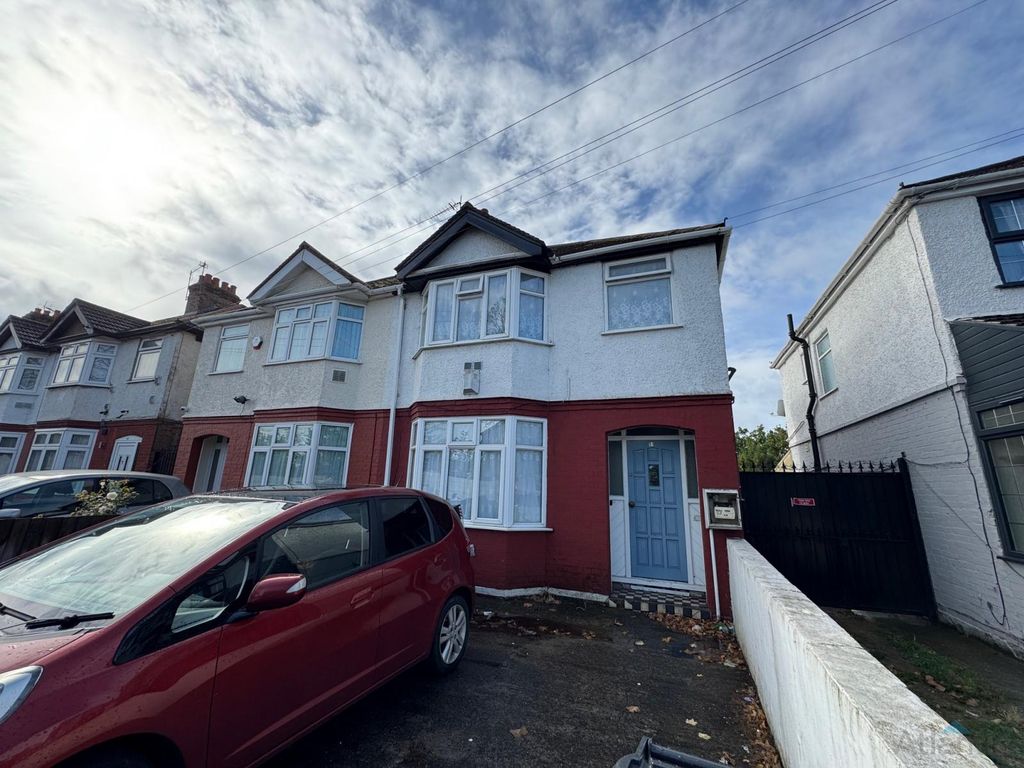 Property photo 1 of 5 Large 1 Bedroom 1st Floor Flat