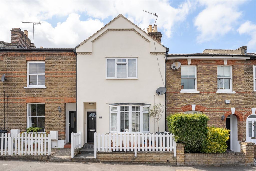 Property photo 1 of 35 Cowley Road, E11
